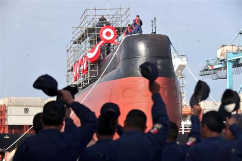 Marina de Guerra de Perú pone a flote su primer submarino modernizado