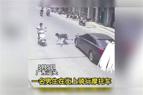 男子骑车差点撞上小轿车，直接弃车逃离躲过一劫，这一幕吹一辈子