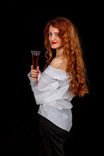 Hermosa Chica Con El Pelo Rojo En Una Camisa Blanca Con Una Copa De