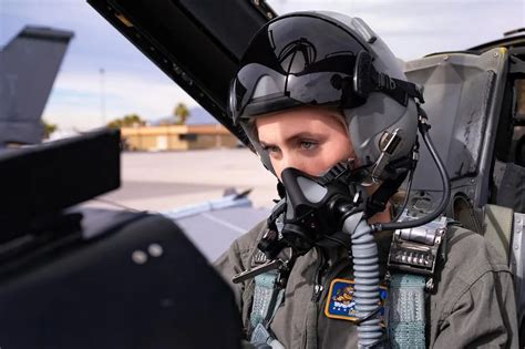 ТОнеТО | Молодша лейтенантка Військово-повітряних сил США стала "Міс ...