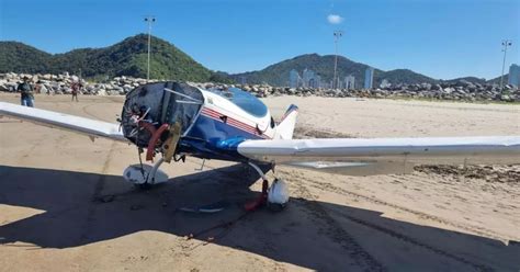 VÍDEO Avião faz pouso forçado em praia de Navegantes