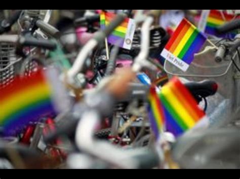 Gay Insultati In Villaggio Turistico