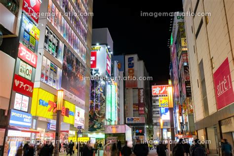 東京都 夜の秋葉原駅、電気街口の写真素材 202860809 イメージマート