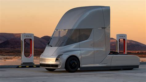 Kamyoncular buraya işte Tesla nın ilk elektrikli kamyonu Tesla Semi