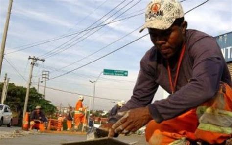 Trabalhadores Negros Ganham Cerca De R 1 2 Mil A Menos Que Brancos Em