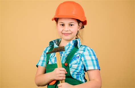 Menina Consertando Martelo Na Oficina Desenvolvimento De Cuidados