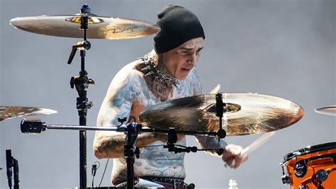 Travis Barker revela detalles sobre su miedo a volar en avión