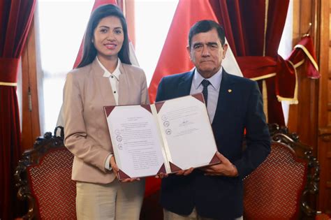 presidente del congreso firma autógrafa de ley que delega al poder ejecutivo legislar en materia