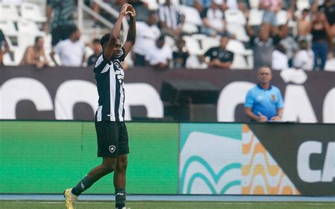 Artilheiro do Botafogo no ano Jeffinho agradece apoio da torcida após