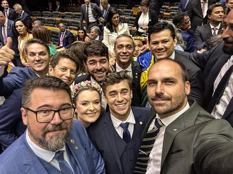 Deputados fazem live durante posse na Câmara Sonar A Escuta das