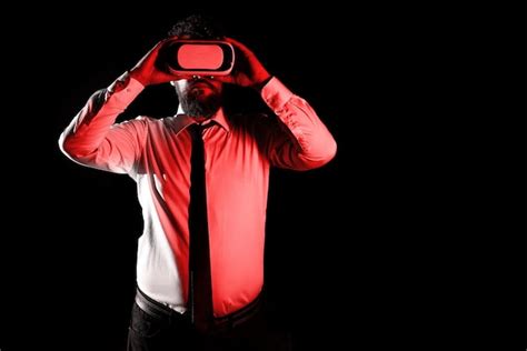 Hombre Con Gafas Vr Y Mirando Mensajes Importantes Empresario Con Gafas