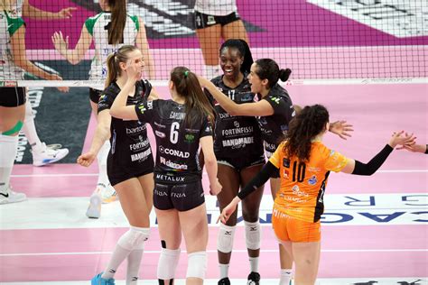 Volley A Femminile La Bartoccini Fortinfissi Si Complica La Vita Con