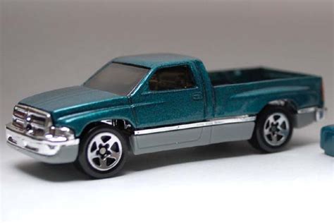 ホットウィールDODGE RAM TRUCKワゴンのレビュー素人のメッキ部加工はダメゼッタイ Hot Wheels 情報まとめ ホットウィール にわかマニア