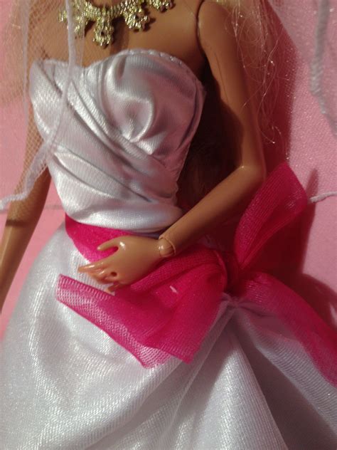 1999 Mattel Barbie Doll Made In Indonesia White Dress And Veil With Pink