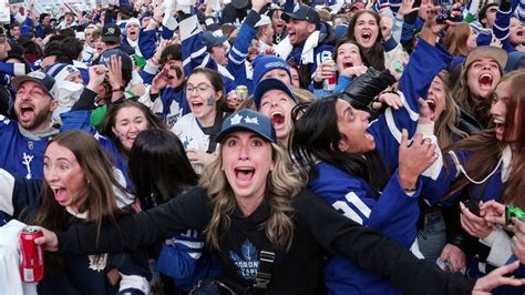 Toronto Maple Leafs Win First Nhl Playoff Series Since 2004 Cnn