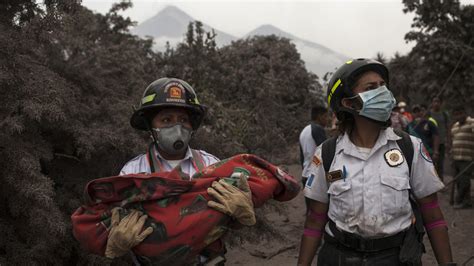 Videos Impactantes Durante Y Después De La Erupción Del Volcán De Fuego En Guatemala Rt