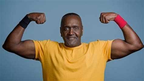 Portrait Mature Sports Homme Africain Posant En Studio Fond Gris Fort