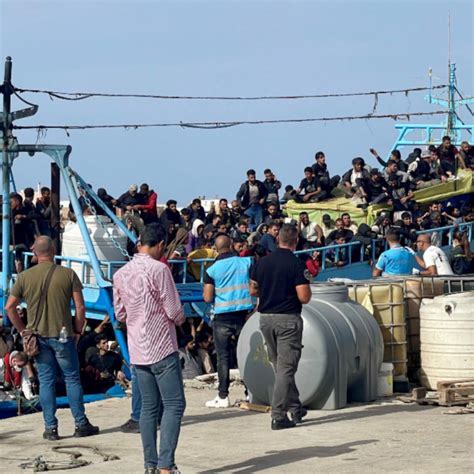 Notte Di Sbarchi A Lampedusa 239 Migranti Soccorsi E Trasferiti Nell