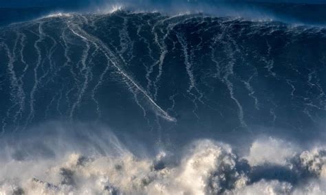 O VOO DO CORVO: Riding the giant: big-wave surfing in Nazaré / VIDEO:Giant wave slams into ...