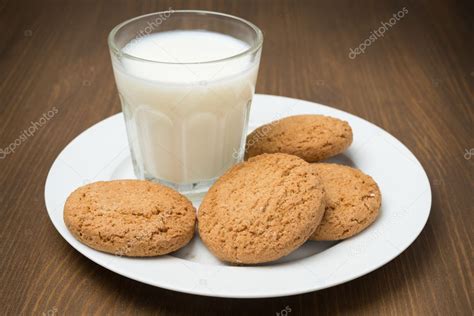 Vaso De Leche Y Galletas De Avena En Un Plato Horizontal Foto De