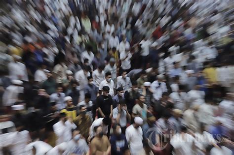 Masjid Istiqlal Dipadati Jamaah Pada Salat Tarawih Pertama Foto