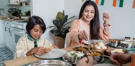 Hukum Makan Sambil Bicara Homecare24
