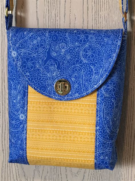 Free Crossbody Bag Patterns With A Single Zippered Pocket On The Inside