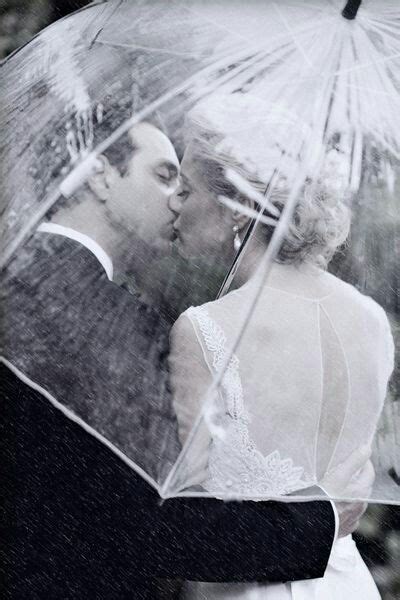 Прозрачный зонт с большим куполом | Wedding photos, Rainy wedding ...