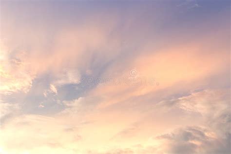 El Cielo Extenso Y Las Nubes Blancas Flotan En El Cielo Foto De Archivo