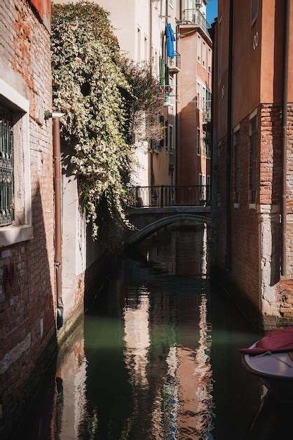 Canal Con Dos G Ndolas En Venecia Italia Arquitectura Y Puntos De