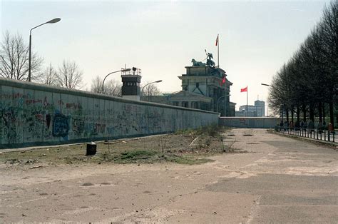 Berliner Mauer damals und heute - Fotovergleich und Luftbild-Karte