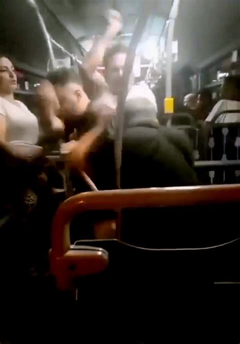 Metrobüste Yumruk Yumruğa Kavga Kamerada