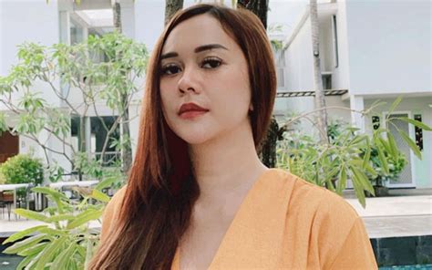 Aura Kasih Ogah Unggah Foto Pakai Bikini Di Medsos Itu Buat Suami Aku