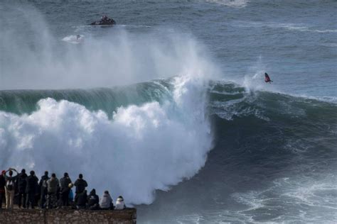 Vid Os Nazar D Ferlante De Surfeurs De L Extr Me L Exploit De La