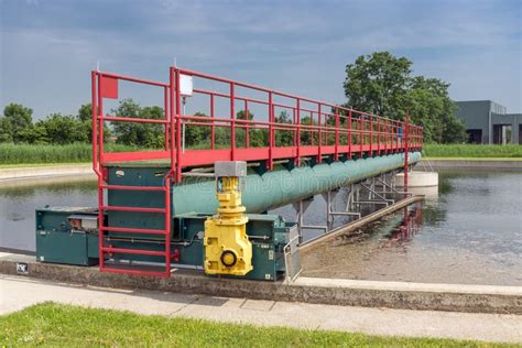 Aguas Residuales En El Tanque De Sedimentación Secundario De Depuradora