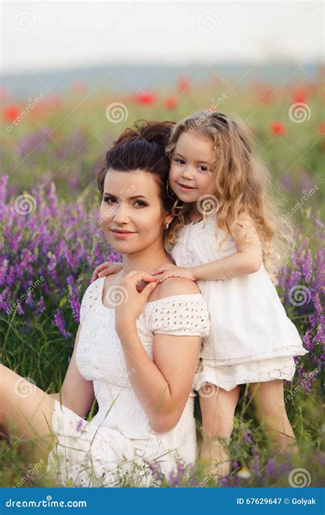 Mamma En Dochter Op Een Lavendelgebied Stock Afbeelding Image Of Brunette Kind