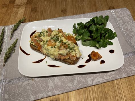 Tartine d œufs brouillés au saumon fumé de Les Papilles de Karen et ses