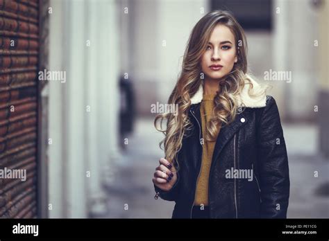 Blonde Frau im städtischen Hintergrund Schöne junge Mädchen mit schwarzen leder jacke und mini