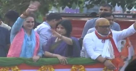 Priyanka Gandhi Dimple Yadav Roadshow Varanasi में Ajay Rai के समर्थन में प्रियंका डिंपल ने