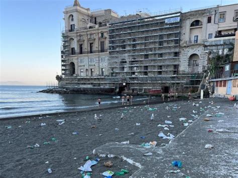 Napoli La Spiaggia Di Donn Anna Invasa Dai Rifiuti Dopo Il Weekend