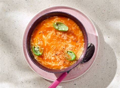 Tomatensoep Met Vermicelli Basilicum En Parmezaanse Kaas Recept