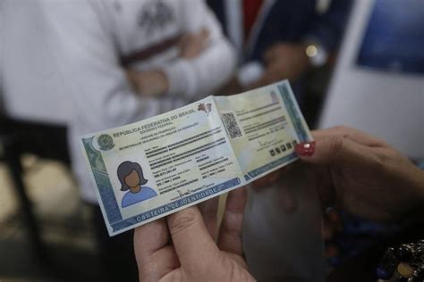 Nova carteira de identidade já está disponível para pessoas a partir de