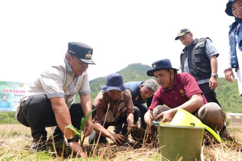 Usai Tanam Sukun Pj Gubernur Sulsel Serahkan Bantuan Darurat Dan