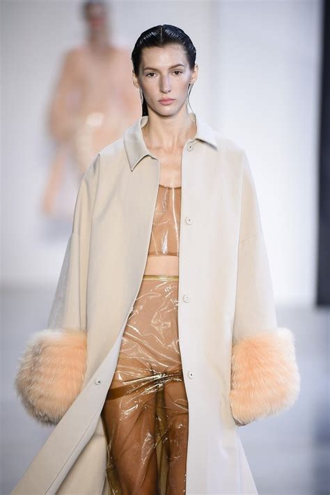 Transparência sem lingerie é a tendência polemicona do verão