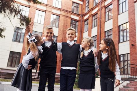 Divertirse Y Abrazarse Grupo De Ni Os En Uniforme Escolar Que Est Al