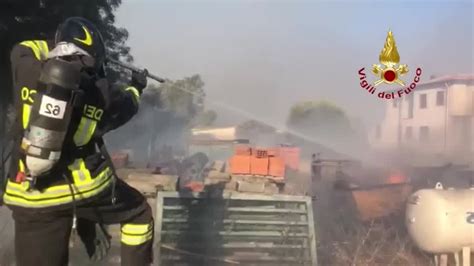 Video Urlaubsinsel Sardinien Feuerwehr K Mpft Weiter Gegen Waldbr Nde