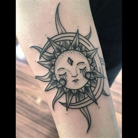 Versions Fantastiques Du Tatouage Lune Et Soleil Tatouage