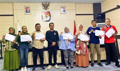 Kpu Poso Serahkan Hadiah Ke Pemenang Lomba Selfi Dan Tiktok Di Tps