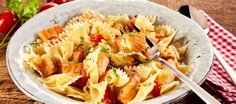 Farfalle Mit Lachs Und Getrockneten Tomaten Getrocknete Tomaten