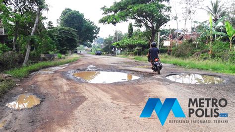 Warga Minta Pemkab Lamsel Perbaiki Jalan Rusak Lingkar Stadion Jati